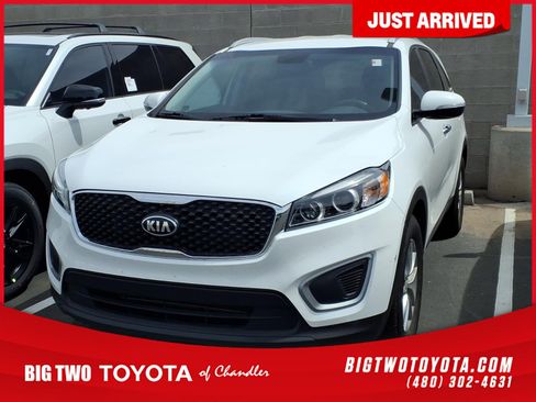 Used 2017 Kia Sorento FWD image 1