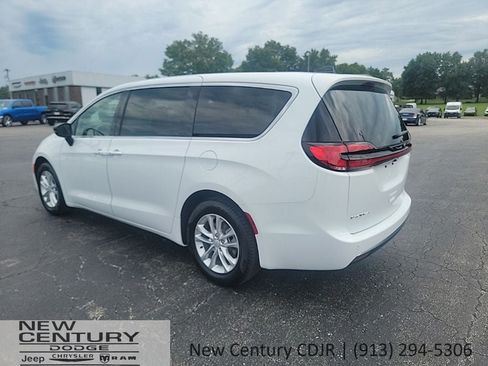 New 2027 Chrysler Pacifica Select FWD image 3