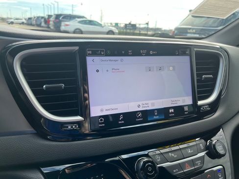 Used 2025 Chrysler Pacifica Select image 22