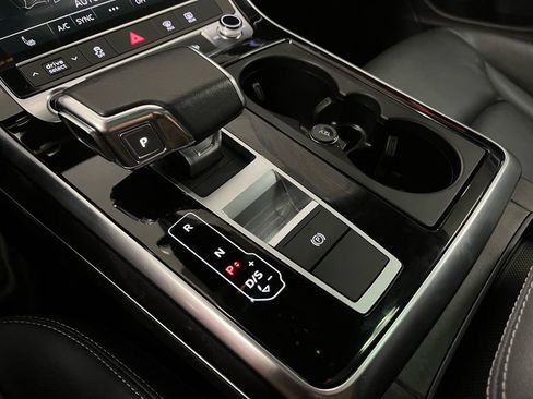 Used 2023 Audi Q8 Premium image 10