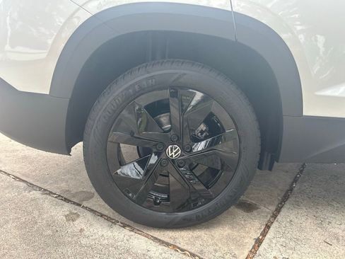 New 2026 Volkswagen Taos SE FWD image 23