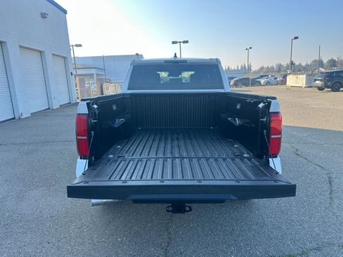 Used 2025 Toyota Tacoma TRD Off-Road image 31