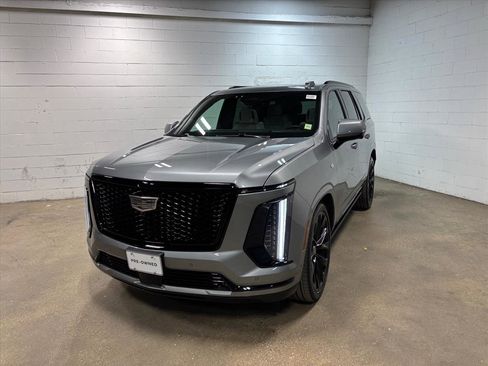 Used 2025 Cadillac Escalade Sport Platinum w/ LPO, ONYX Package image 2