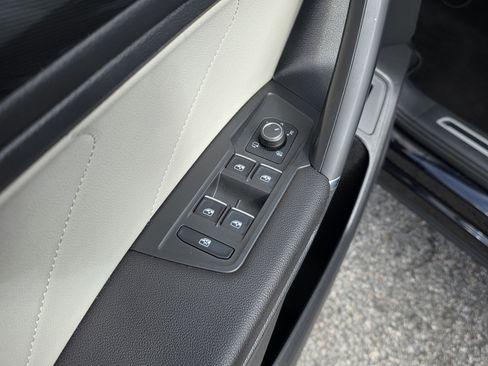 Used 2018 Volkswagen Tiguan SEL Premium image 19