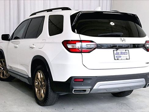 Used 2024 Honda Pilot Touring image 10
