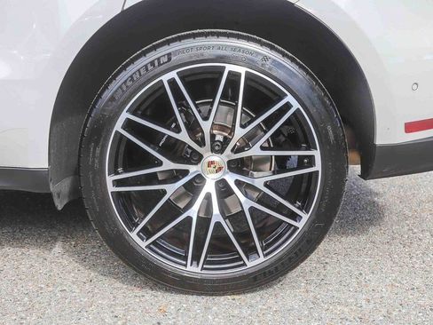 Used 2023 Porsche Macan Turbo image 10