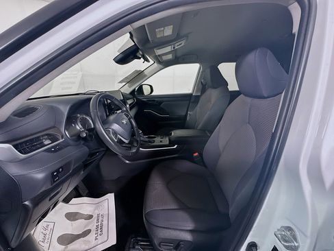 Used 2024 Toyota Highlander LE image 12