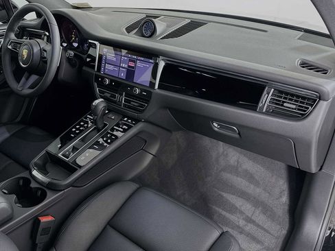 Certified 2025 Porsche Macan image 31