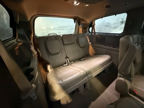 Used 2016 Chrysler Town & Country Touring-L image 21