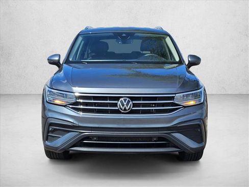 Used 2023 Volkswagen Tiguan SE FWD image 2