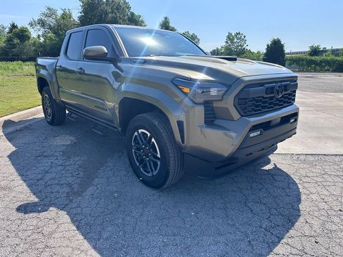 Used 2025 Toyota Tacoma TRD Sport AWD/4WD image 3