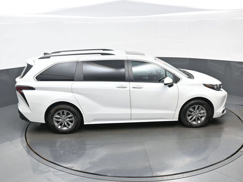 Used 2024 Toyota Sienna XLE AWD/4WD image 43