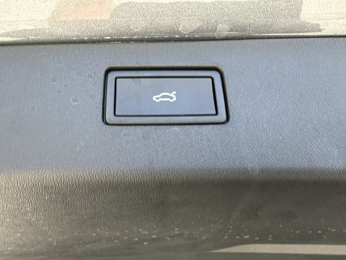Used 2025 Volkswagen Tiguan SE w/ Panoramic Sunroof Package AWD/4WD image 39