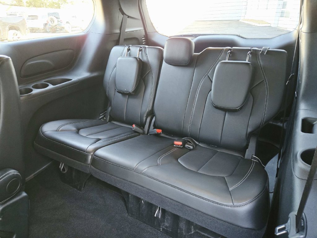 Certified 2025 Chrysler Pacifica Select FWD image 13