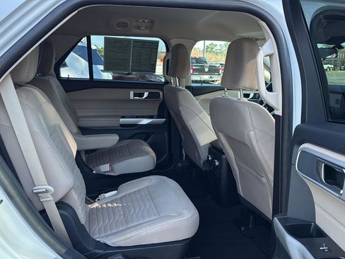 Used 2021 Ford Explorer XLT image 11