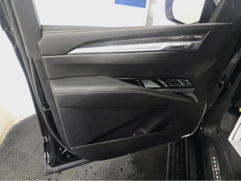 Used 2025 Cadillac Escalade ESV V AWD/4WD image 12