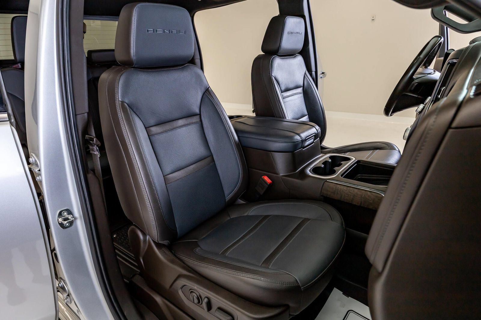 Used 2023 GMC Sierra 2500 Denali w/ Denali Ultimate Package AWD/4WD image 31