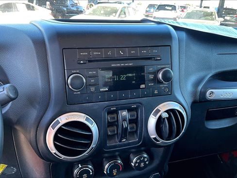 Certified 2018 Jeep Wrangler Unlimited Sahara w/ Connectivity Group image 25