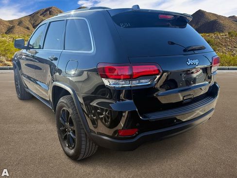 Used 2021 Jeep Grand Cherokee Laredo image 3