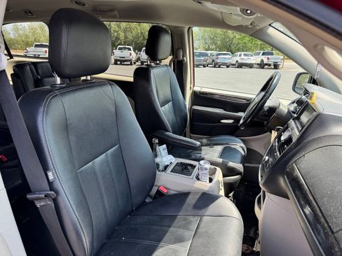 Used 2014 Chrysler Town & Country Touring FWD image 18