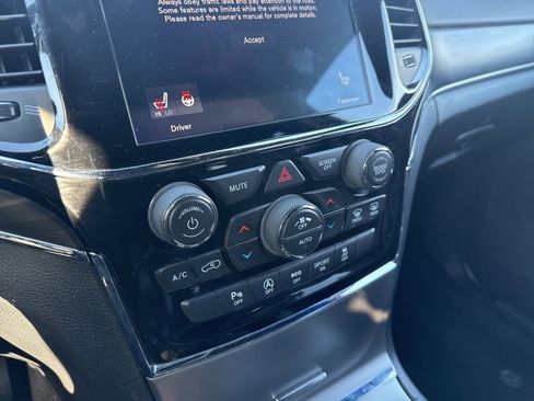 Used 2019 Jeep Grand Cherokee Limited image 21