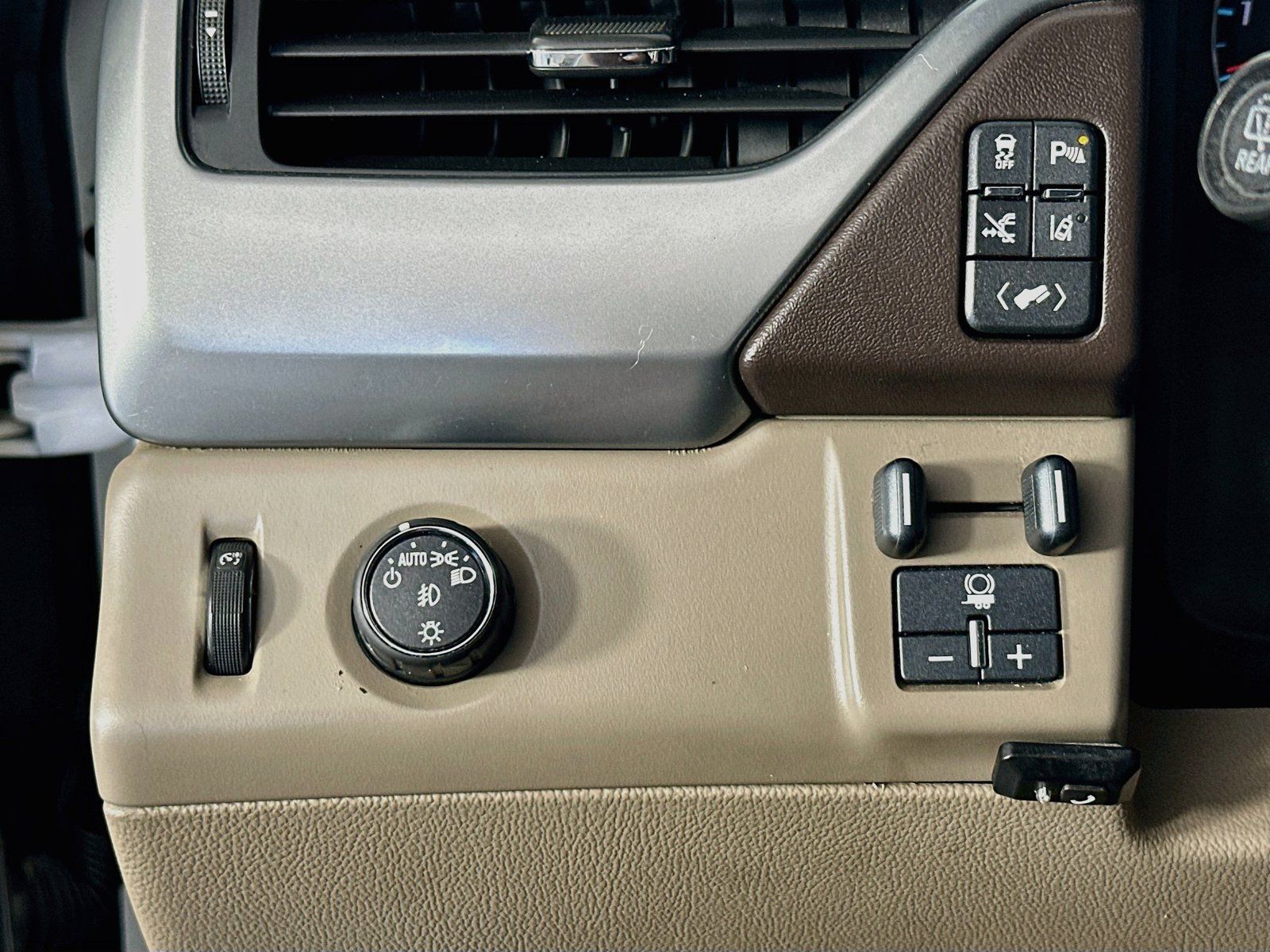 Used 2015 Chevrolet Suburban LTZ w/ Texas Edition RWD image 10