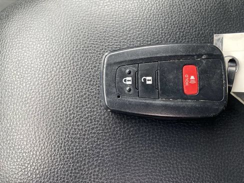 Used 2025 Toyota RAV4 XLE AWD/4WD image 45