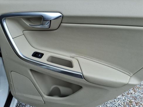 Used 2015 Volvo XC60 T6 Platinum image 10