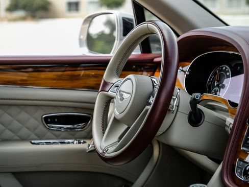 Used 2020 Bentley Bentayga Plug-In Hybrid AWD/4WD image 48