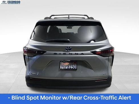 Used 2025 Toyota Sienna LE w/ LE Plus Package FWD image 4