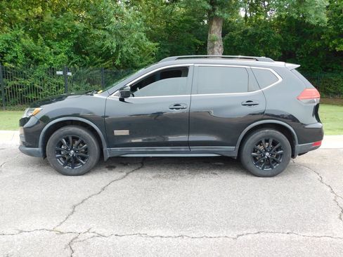 Used 2017 Nissan Rogue SV AWD/4WD image 2