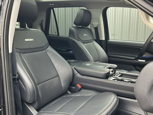 Used 2025 Ford Expedition Platinum w/ Driver's Package image 40