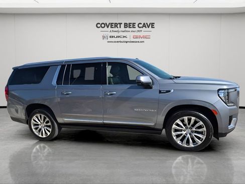 Used 2022 GMC Yukon XL Denali w/ Denali Premium Package image 12