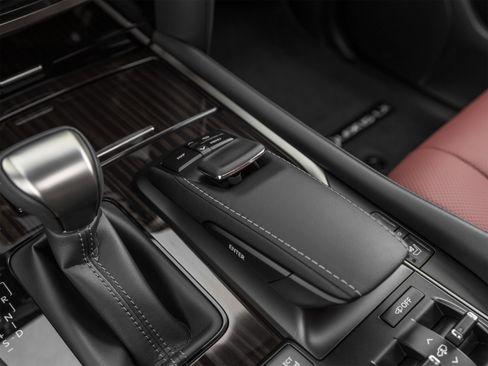 Used 2021 Lexus LX 570 4WD w/ Luxury Package image 33