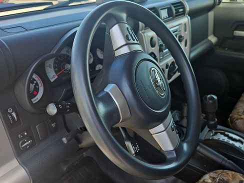 Used 2013 Toyota FJ Cruiser 4WD w/ Convenience Pkg image 2