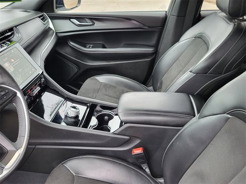 Used 2023 Jeep Grand Cherokee Altitude image 31