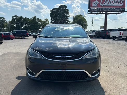 Used 2018 Chrysler Pacifica Touring-L FWD image 8