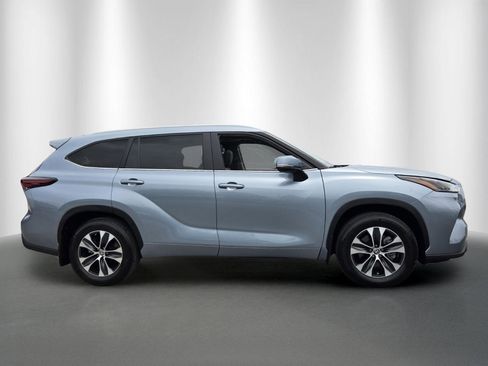 Used 2024 Toyota Highlander XLE AWD/4WD image 8
