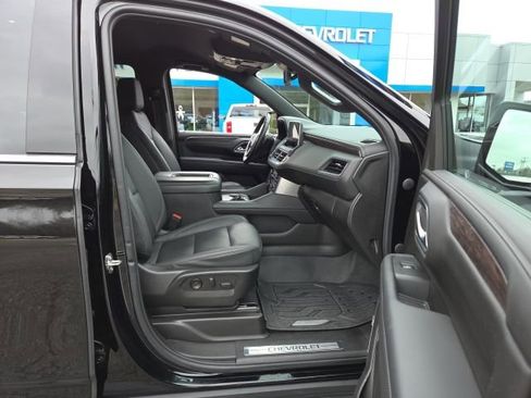 Used 2023 Chevrolet Suburban LT w/ Luxury Package image 39