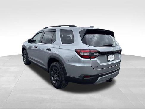 Used 2025 Honda Pilot TrailSport image 4