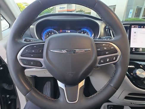 Used 2023 Chrysler Pacifica Touring-L FWD image 14