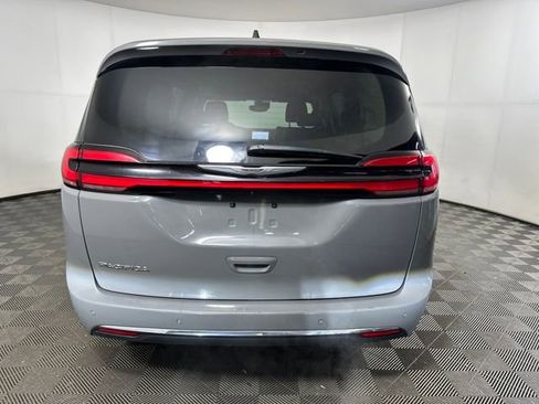 Used 2023 Chrysler Pacifica Touring-L image 4