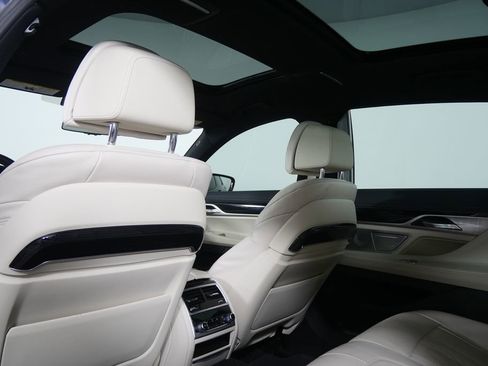 Used 2022 BMW 740i w/ M Sport Package image 17