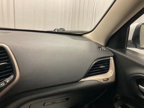 Used 2016 Jeep Cherokee Limited FWD image 25