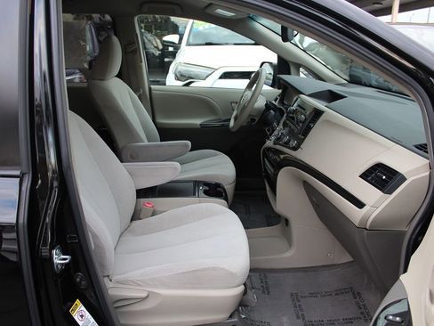 Used 2012 Toyota Sienna LE image 22