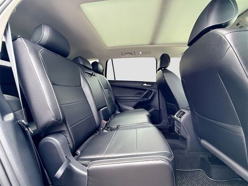 Used 2021 Volkswagen Tiguan SE w/ Panoramic Sunroof Package image 29