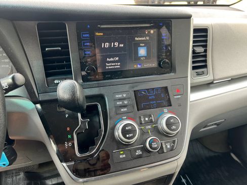 Used 2017 Toyota Sienna LE FWD image 22