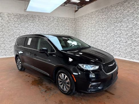 Used 2024 Chrysler Pacifica Limited FWD image 1