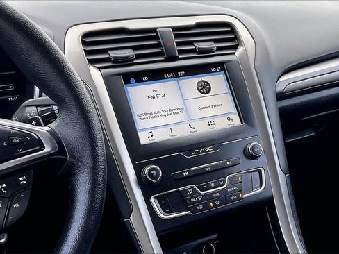 Used 2019 Ford Fusion SE image 9