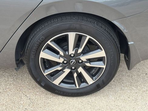 Used 2025 Nissan Versa SV w/ Trunk Package image 30